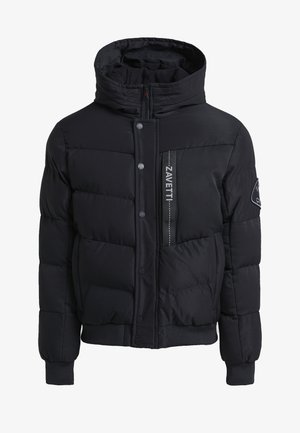 Chaqueta de plumas negra con cuello alto, cremallera frontal, botones a presión, diseño acolchado y un logo en el pecho, con puños y dobladillo elásticos.