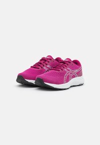 Scarpe da corsa rosa con tomaia in mesh testurizzato, suola intermedia bianca e suola esterna in gomma nera. Presentano lacci e dettagli argentati sui lati.