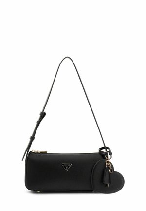 Sac à main rectangulaire noir de la marque Guess avec une bandoulière réglable et un porte-clés en forme de cœur sur fond blanc.