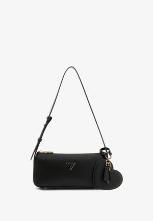 Sac à main rectangulaire noir de la marque Guess avec une bandoulière réglable et un porte-clés en forme de cœur sur fond blanc.