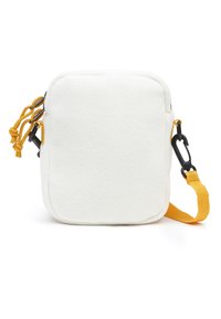 Borsa a tracolla bianca in peluche con forma rettangolare, tracolla gialla e accessori neri. Presenta cordini sui lati per la chiusura.