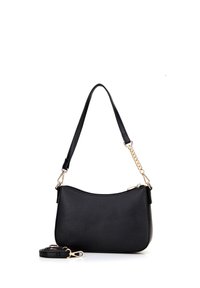 Sac à main en cuir noir avec une finition texturée, une forme incurvée, une bandoulière détachable et un accent en chaîne dorée sur la poignée.