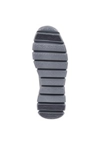 Graue Turnschuhsohle mit einem strukturierten Muster, das ein segmentiertes Design und leichte Erhebungen aufweist. Mit Markenlogo im Fersenbereich.