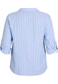 Camicia a righe blu chiaro con maniche arrotolate e colletto. Realizzata in un tessuto leggero, presenta righe bianche verticali e un orlo curvo.
