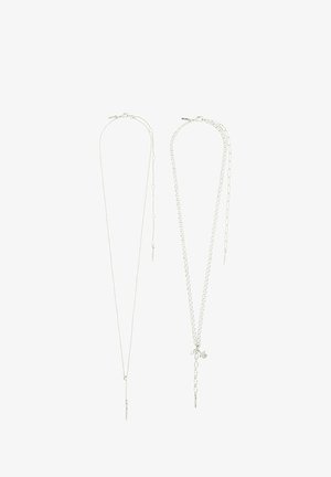 Kaks hõbedatooni kaelaketti, millel on erinevad ahelastiilid; üks on õrn madu ahel, teine aga paksem kinnitatud ahel.