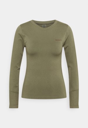 Chemise ajustée à manches longues vert olive avec col rond et petit logo "ROXY" sur la poitrine gauche.