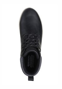 Zapato de cuero negro con interior de forro polar gris, cuenta con cordones negros y una plantilla acolchada, diseñado para ofrecer protección impermeable.