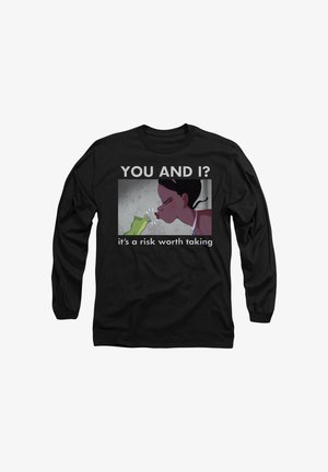 Schwarzes Langarmshirt mit einem Grafikdesign, das einen grünen Frosch und eine Figur zeigt, mit dem Text darüber und darunter: "DU UND ICH? Es ist ein Risiko wert."