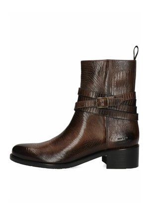 Bota de tobillo de cuero marrón con un patrón texturizado de cocodrilo, que presenta dos correas decorativas y una pequeña hebilla de metal. Diseño de tacón grueso.