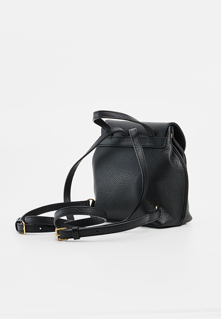 Czarna skórzana torba na ramię z fakturą w strukturze chruścików, zakrzywionym kształtem, regulowanymi paskami i akcentami z hardware w kolorze złotym.