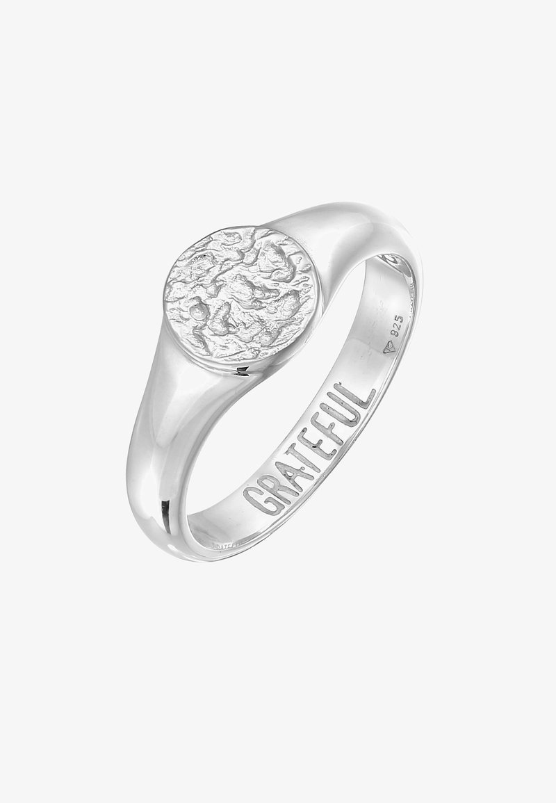 Sølvring med en rund, struktureret top med hævet design; båndet er graveret med "GRATEFUL"; glat finish og poleret overflade.