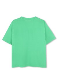 Camiseta de manga corta y cuello redondo en tela de algodón verde menta sólido. Presenta un ajuste relajado y un dobladillo recto sin gráficos ni adornos.