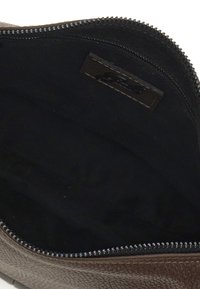 Borsa in pelle marrone con superficie texturizzata. Interno in tessuto nero, con chiusura a zip lungo il bordo superiore. Nessun compartimento aggiuntivo.