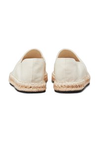 Espadrillas beige con tomaia in tessuto, suola avvolta in juta, design slip-on, senza chiusure o decorazioni visibili, caratterizzate da una texture liscia.