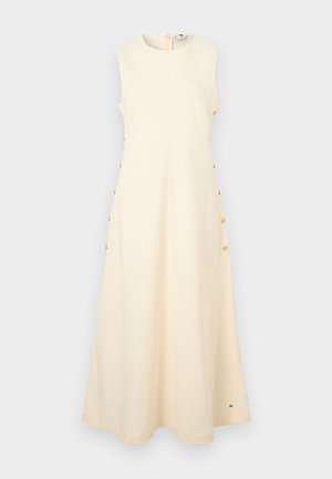 Robe crème sans manches avec un col montant, des boutons latéraux dorés et une silhouette fluide en ligne A.