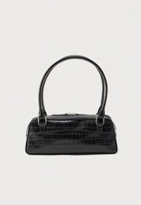 Černá kabelka z krokodýlí kůže s reliéfním vzorem, strukturovaného tvaru, dvěma krátkými rukojetmi a zapínáním na zip. Hladká textura s lesklým povrchem.