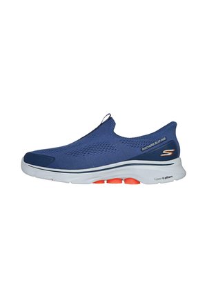 Zapatillas de deporte sin cordones en azul marino con parte superior de malla transpirable, entresuela blanca y acentos naranjas en la suela exterior para mayor comodidad y soporte.