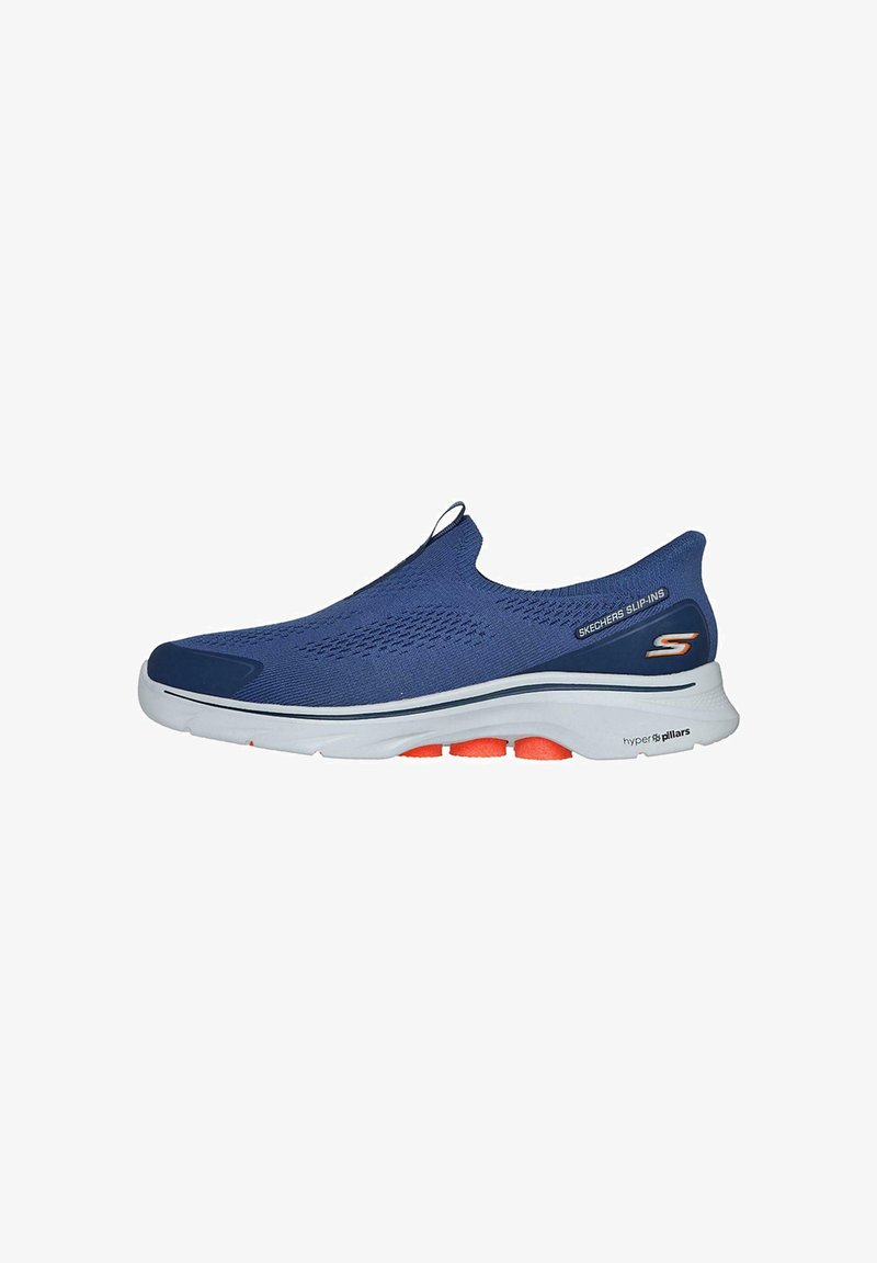 Zapatillas de deporte sin cordones en azul marino con parte superior de malla transpirable, entresuela blanca y acentos naranjas en la suela exterior para mayor comodidad y soporte.