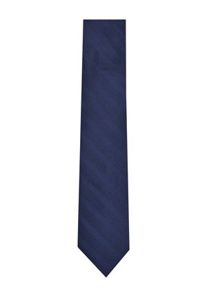 Cravatta blu scuro con un motivo a righe diagonali sottili su uno sfondo bianco semplice.