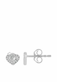 Srebrne kolczyki w kształcie serca z pustym środkiem, ozdobione przezroczystymi kryształami. Sztyfty mają dekoracyjną pętlę dla pewnego zapięcia.