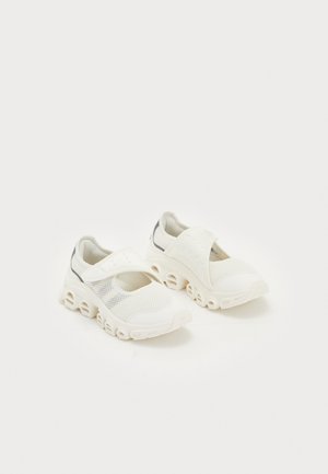 Sneakers - white