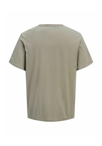 Απλό κοντομάνικο βαμβακερό μπλουζάκι σε ανοιχτό ελιά απόχρωση, εμφανιζόμενο από πίσω, με στρογγυλή λαιμόκοψη και κανονική εφαρμογή.