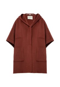Cappotto a cappuccio marrone realizzato in tessuto testurizzato, con maniche corte, chiusura frontale a bottoni e due grandi tasche applicate.