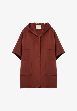 Manteau à capuche marron en tissu texturé, avec des manches courtes, un fermeture à boutons à l'avant et deux grandes poches plaquées.