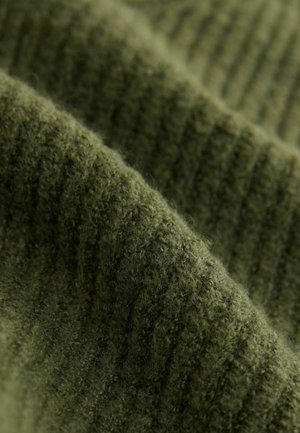 Olivgrön stickad tyg med en mjuk, texturerad yta. Har subtila smalrandningar och ett plyschigt, något lurvigt utseende.