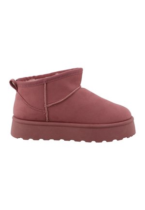 Stivaletto alla caviglia in camoscio rosa polvere a taglio basso con suola platform spessa e linguetta sul tallone, mostrato su sfondo bianco.