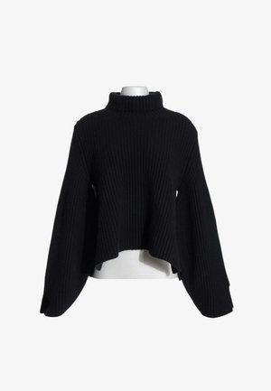 Jersey negro de punto acanalado con cuello alto, mangas largas y anchas, y dobladillo asimétrico sobre un torso de maniquí blanco.