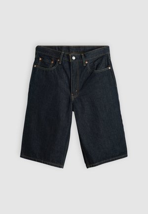 Mørkeblå denim knæshorts med frontknap, lynlås og fem lommer, lagt fladt på en lysegrå baggrund.