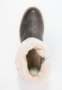 Botte grise avec une doublure en fausse fourrure douce de couleur crème. Fini avec un extérieur en cuir lisse et un bout légèrement arrondi.