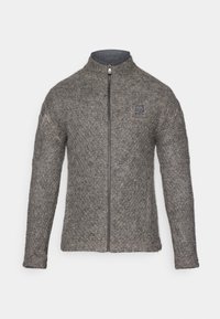 Sudadera de lana gris con cremallera y cuello alto, patrón texturizado y un logo en el pecho, con mangas largas y corte recto.