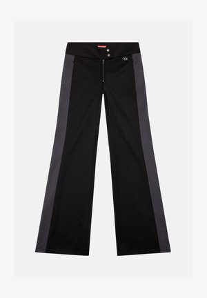 Pantalones anchos negros con paneles laterales en gris oscuro, cremallera frontal y cierre de doble botón en la cintura.