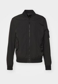 Giacca bomber nera realizzata in nylon leggero con una texture liscia, dotata di zip frontale, polsini a coste e due tasche laterali.