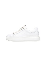 Weiße Sneaker mit strukturiertem Muster, runder Spitze und tonalen Schnürsenkeln. Verfügt über eine dicke weiße Sohle und minimalem Branding auf der Rückseite.