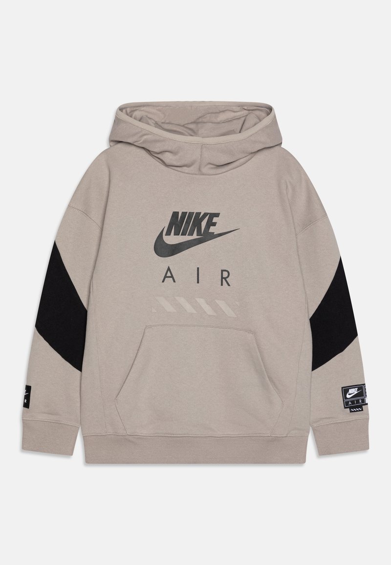 Sudadera Nike de color gris claro con acentos en negro, un bolsillo frontal y un logo impreso. Cuenta con capucha con cordón y tejido suave y texturizado.