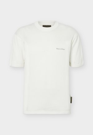 Biele tričko s krátkymi rukávmi a okrúhlym výstrihom s malým nápisom "Marc O'Polo" na hrudi a látkovou štítkou na ľavom bočnom šve.