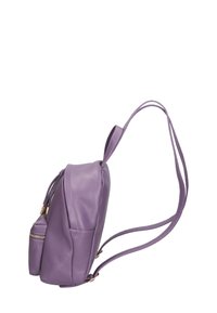 Zaino in pelle viola con spallacci regolabili, forma tondeggiante, tasca frontale con zip e texture sottile. Presenta una maniglia superiore per il trasporto.