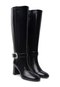Stivali neri al ginocchio realizzati in materiale lucido, con punta quadrata, tacco blocco e un elegante dettaglio con fibbia sulla cinghia alla caviglia.