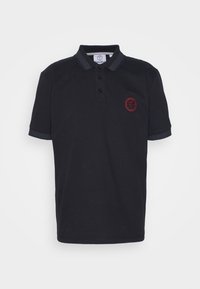 Polo noir avec col, patte de boutonnage à trois boutons et logo rouge brodé. Présente une bordure à motifs sur le col et les manches.