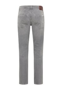 Jeans de mezclilla gris con pierna recta, que cuentan con dos bolsillos traseros y una etiqueta de cuero en la cinturilla. La tela tiene una ligera textura.