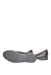 Scarpa piatta in pelle nera con tacco basso, caratterizzata da una suola in gomma testurizzata e una fascia decorativa in oro. Design semplice e versatile.