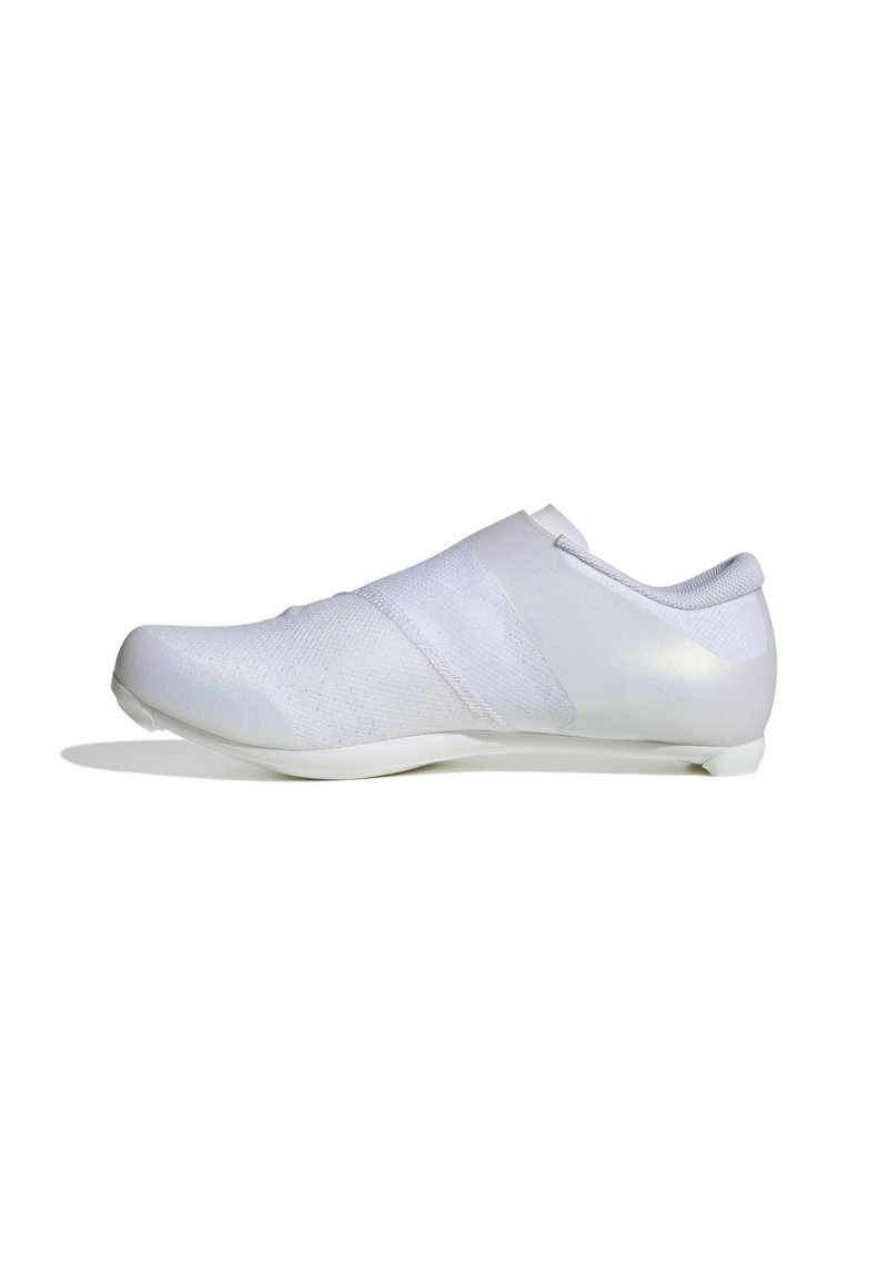 Scarpa atletica bianca con un design elegante e affusolato. Presenta una tomaia texturizzata e una banda elastica nella parte centrale per una vestibilità sicura.