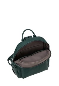 Zaino in pelle verde con un design strutturato, texture resistente e un ampio interno con tasca con zip e fodera liscia.