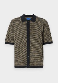 Stripete kortermet polo-skjorte i beige og svart. Har svart krage og knappestolpe, med et teksturert strikkemønster gjennom hele.