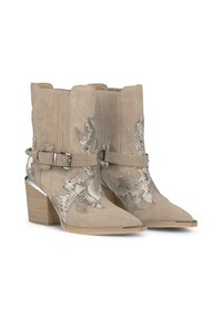 Stivali ankle in suede beige con punte appuntite, dettagli decorativi a motivo rettile, una fibbia decorativa e un tacco chunky e texturizzato.