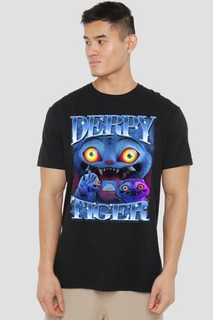Mann trägt schwarzes T-Shirt mit weit aufgerissener blauer Tigerkopf-Grafik und kleineren bunten Figuren sowie dem Text "DERPY TIGER."