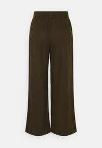 Oliwkowe szerokie spodnie z elastycznym pasem, wykonane z miękkiej, lekkiej tkaniny, zaprezentowane na białym tle.